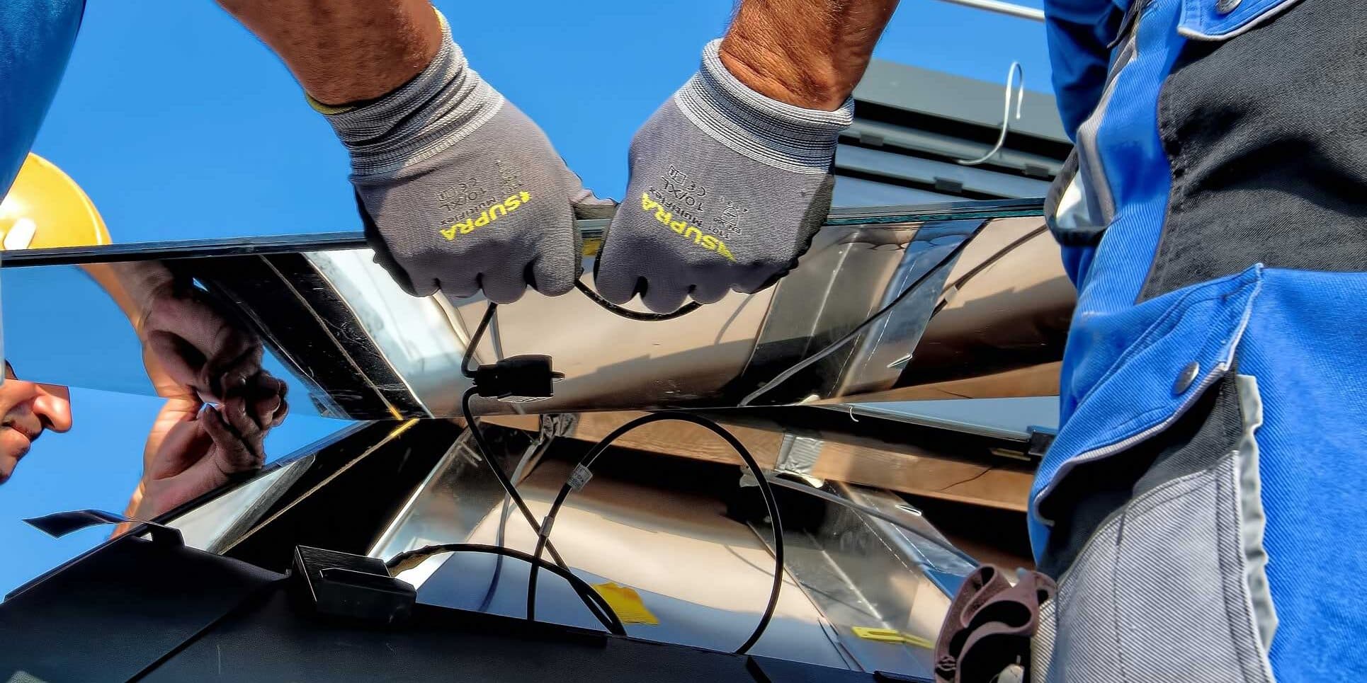 Techniker bei der Wartung einer Photovoltaikanlage