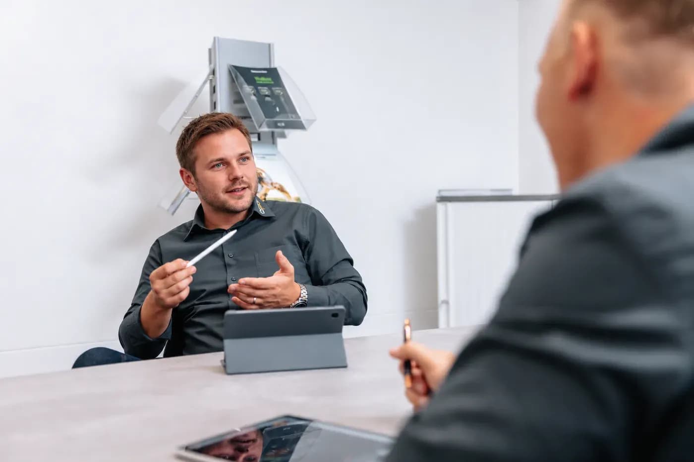 Besprechung am Tisch mit einem Solarmodul