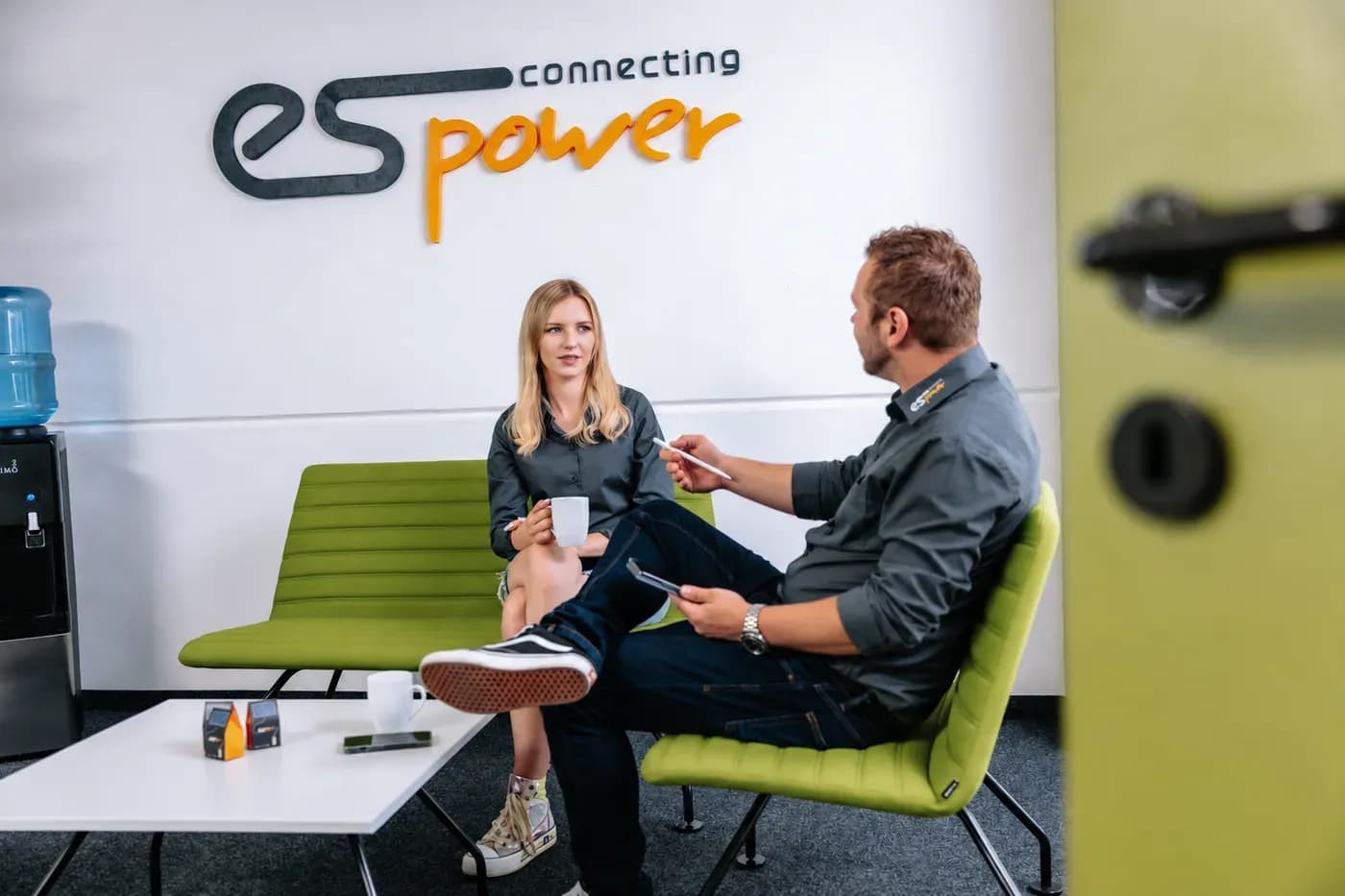 Gespräch in der Sitzecke bei es power in Cham