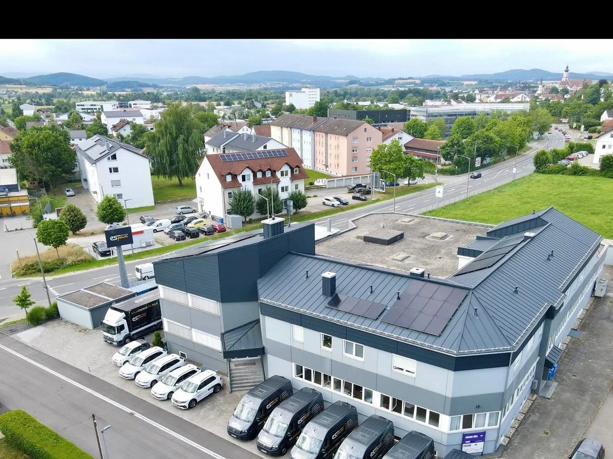 Luftbild des Firmensitzes der es power GmbH in Cham mit Photovoltaikanlage und Fuhrpark