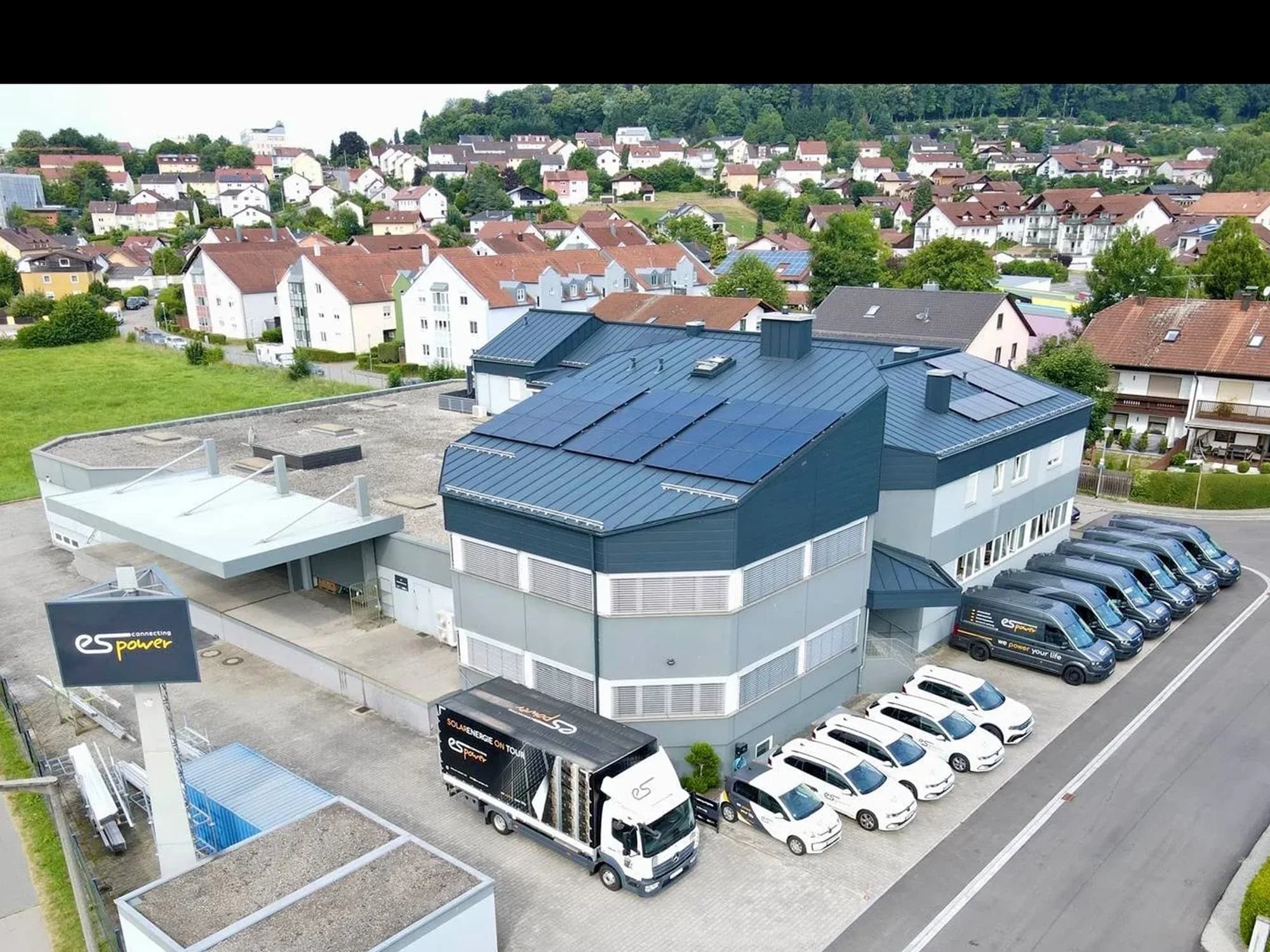 Firmensitz der es power GmbH in der Rachelstraße in Cham (Oberpfalz) mit Fuhrpark und Photovoltaikanlage auf dem Dach