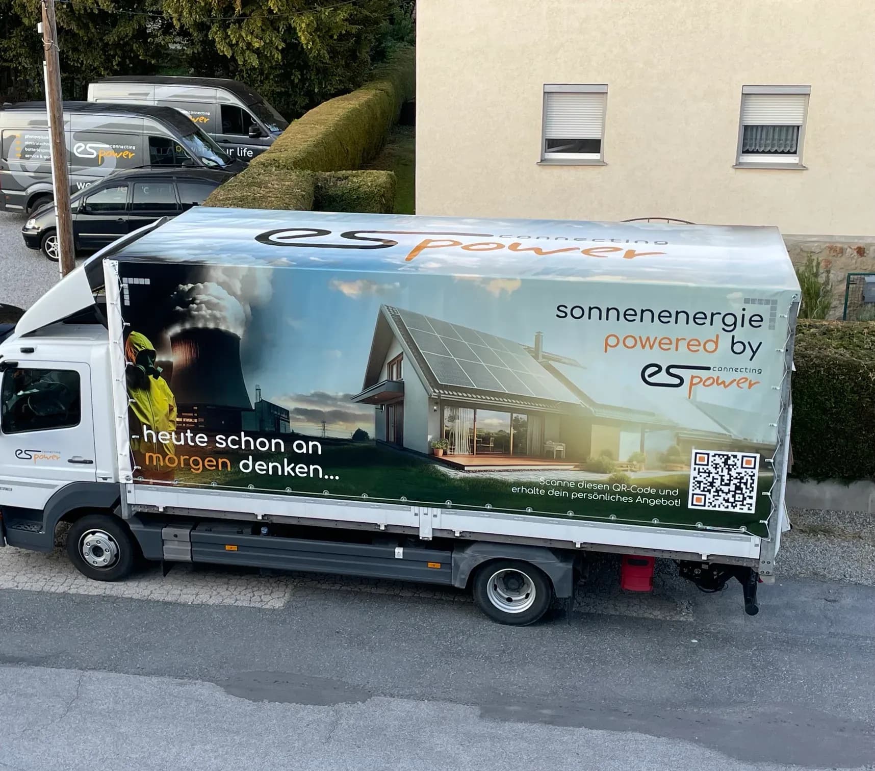Eigener LKW der es power GmbH mit Aufschrift „sonnenenergie powered by es power“