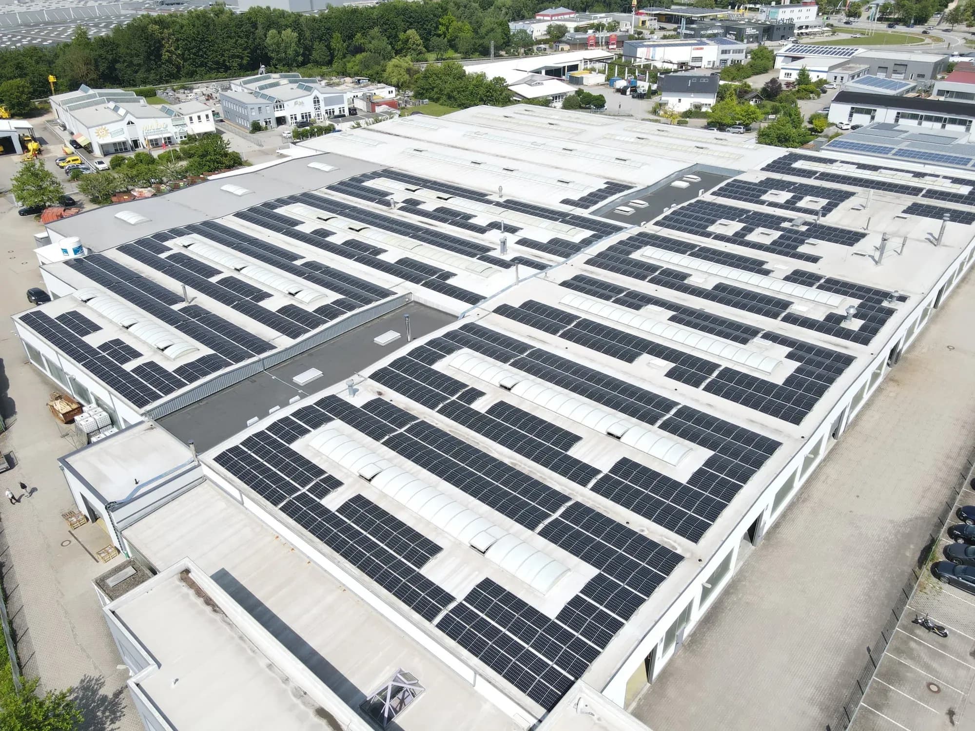 Schrägluftbild der PV-Anlage mit 750 kWp auf den Hallendächern der Broll Systemtechnik KG in Obertraubling