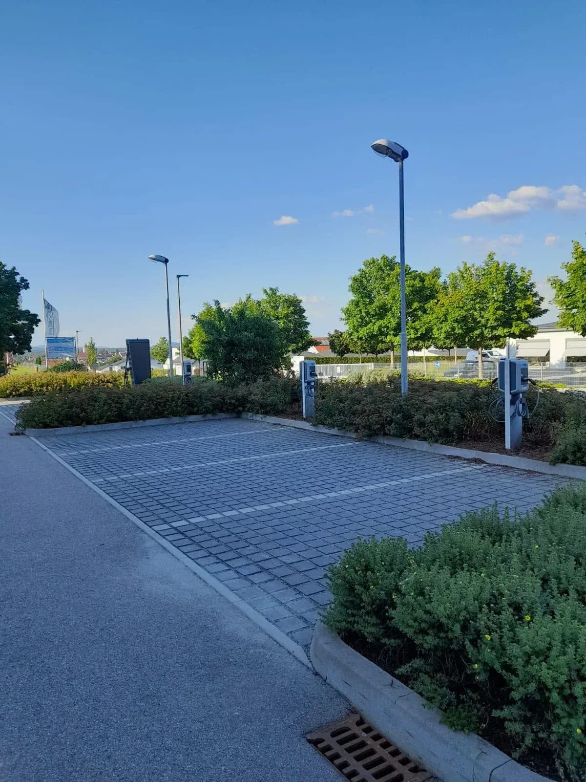 Ladeplätze mit Wallboxen und Schnelllader im Ladepark mit 15 Ladepunkten in Rötz, Landkreis Cham