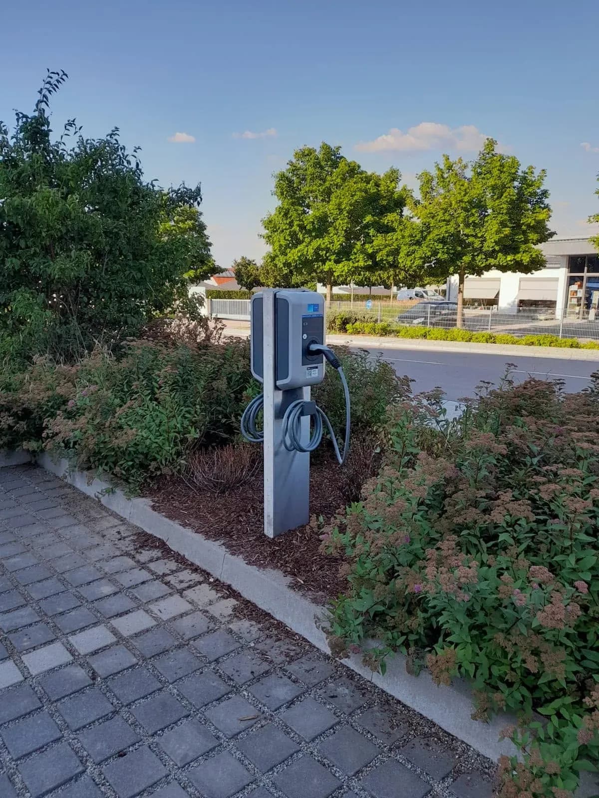 Wallbox KeContact KC-P30 auf Standsäule im Ladepark in Rötz