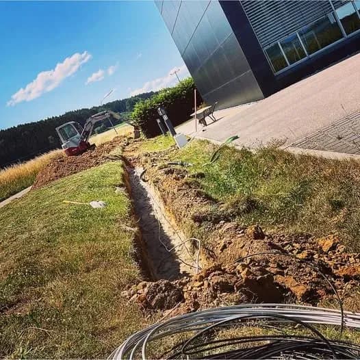 Kabelgraben für die Ladeinfrastruktur in Rötz, ausgehoben mit dem Minibagger von es power