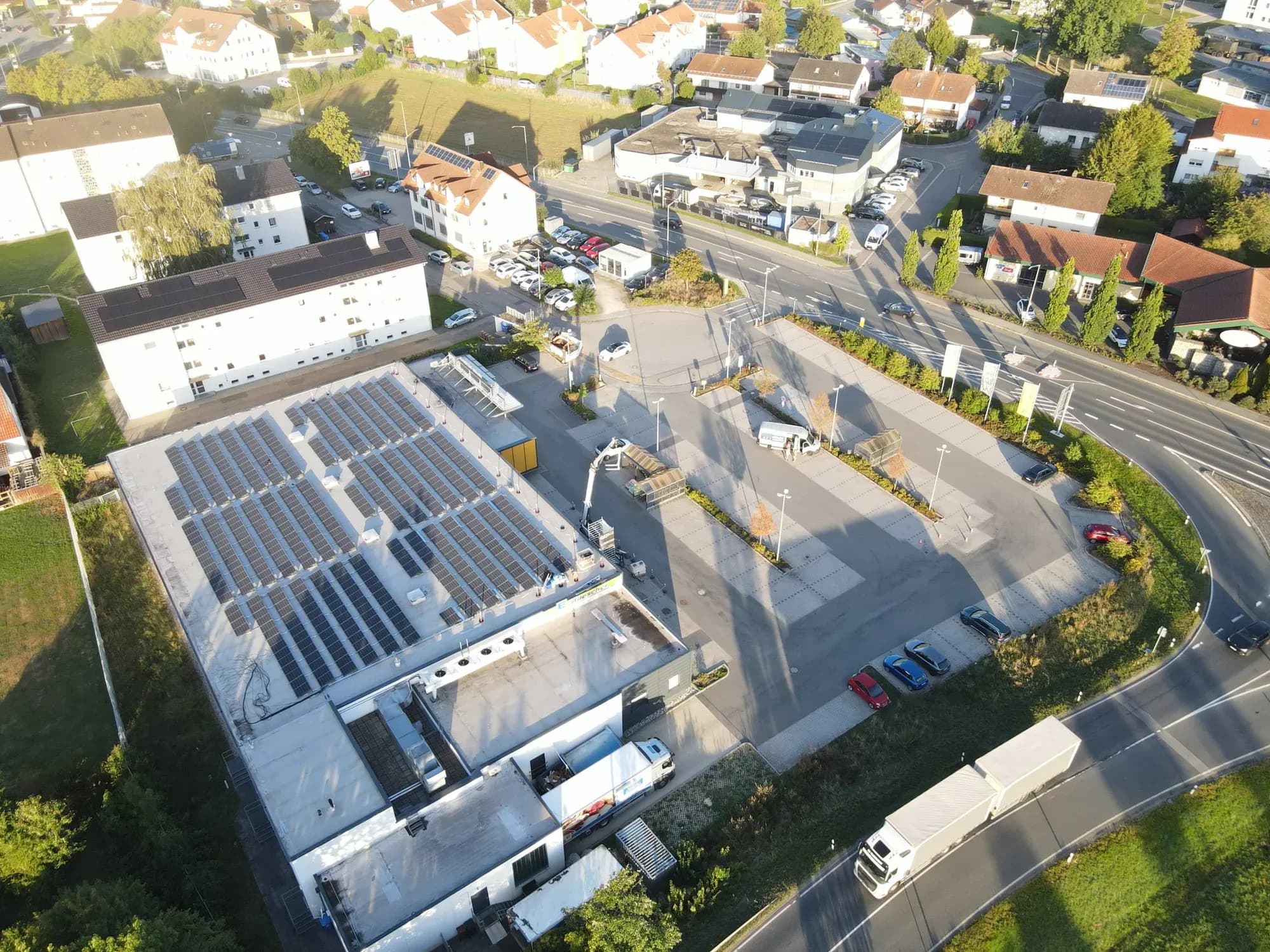 Luftbild der PV-Anlage mit 130 kWp auf dem Edeka-Markt in Cham