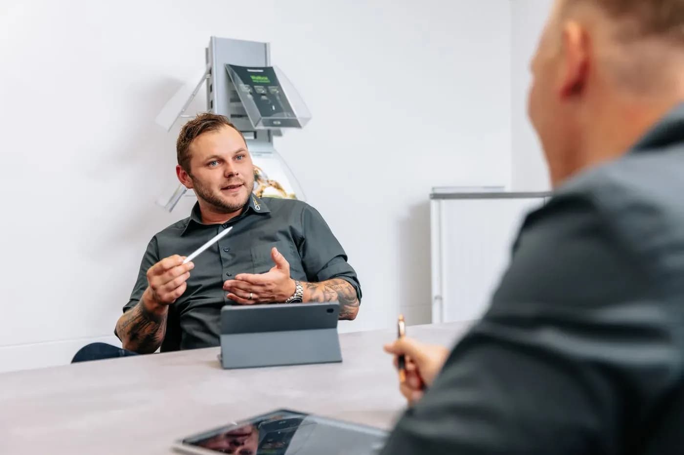 Besprechung am Tisch mit einem Solarmodul