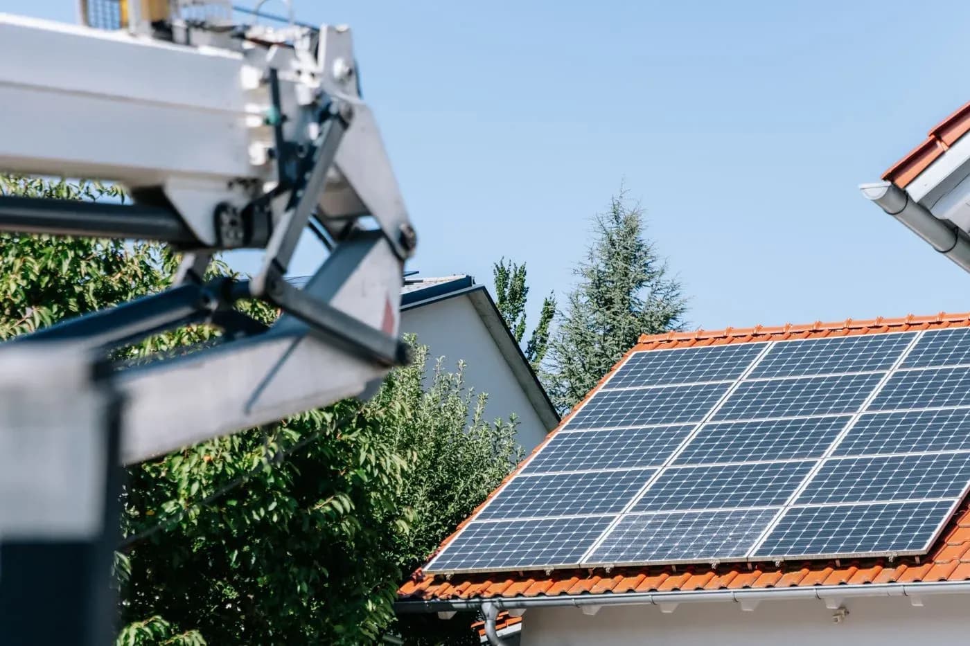 Solarmodule auf der Hebebühne am Dach