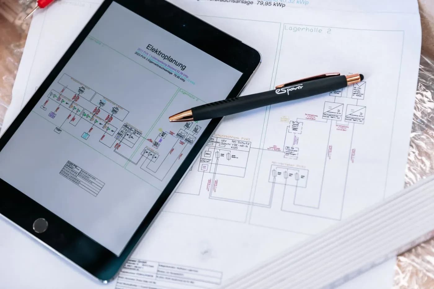 Elektroplanung mit Tablet und Messgerät