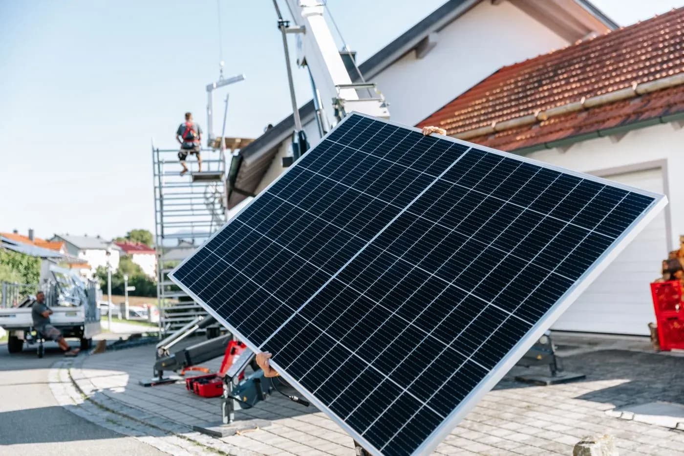 Solarmodule am Kran über der Straße