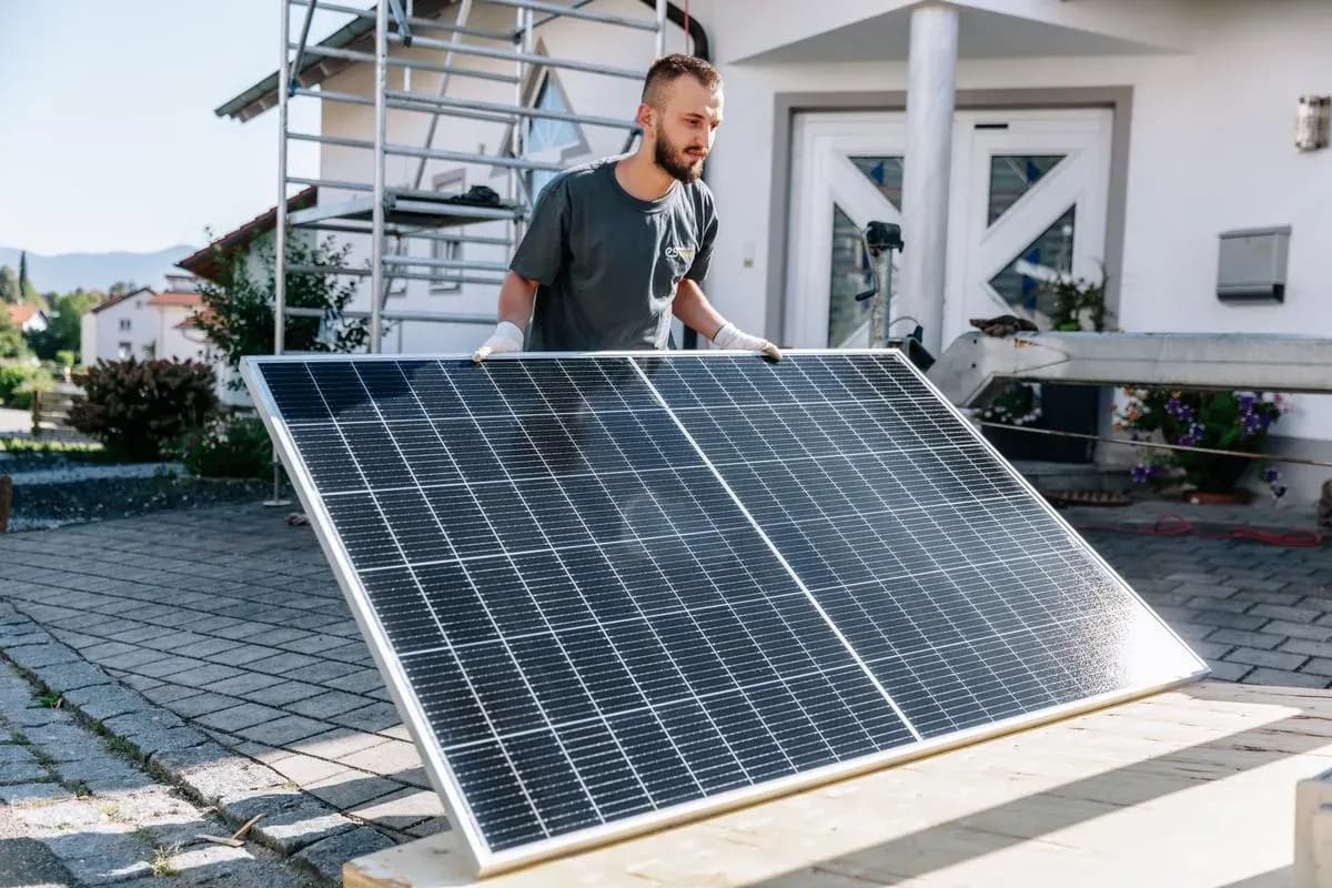Montage eines Solarmoduls am Wohnhaus