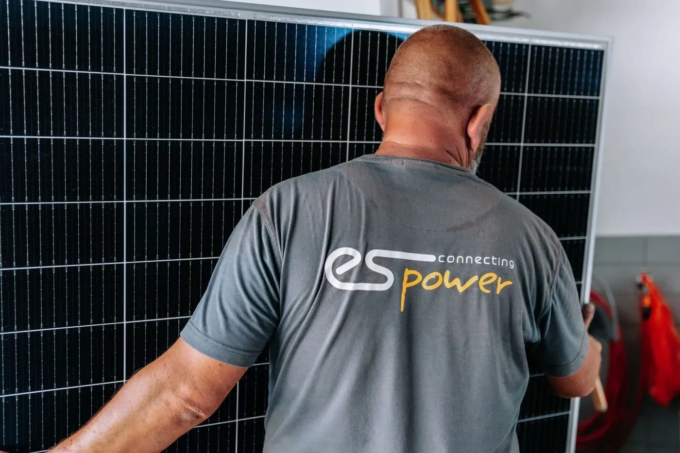 Monteur mit es-power-Logo auf dem Rücken