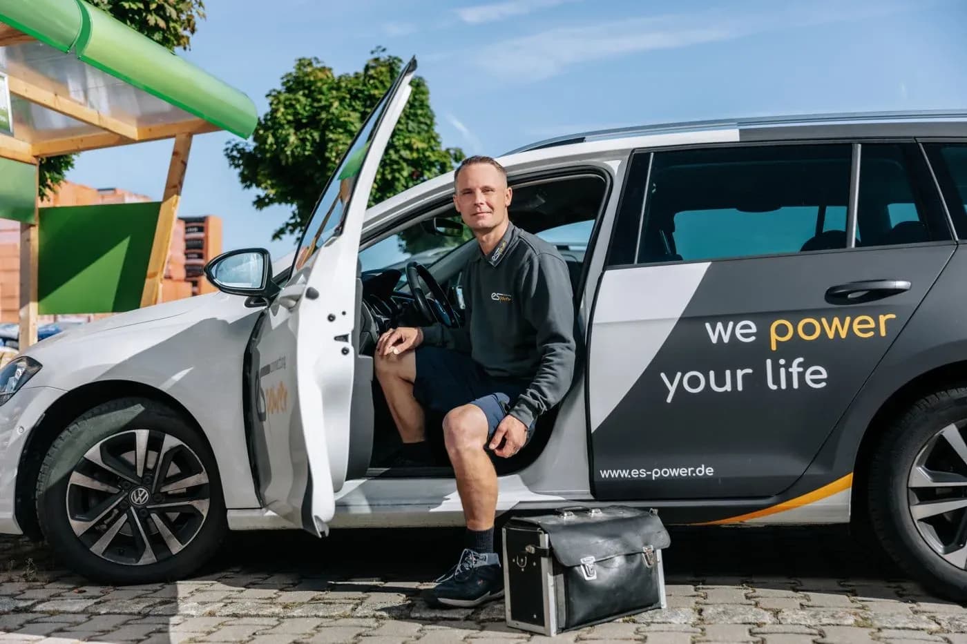 Techniker an der offenen Tür des Servicewagens