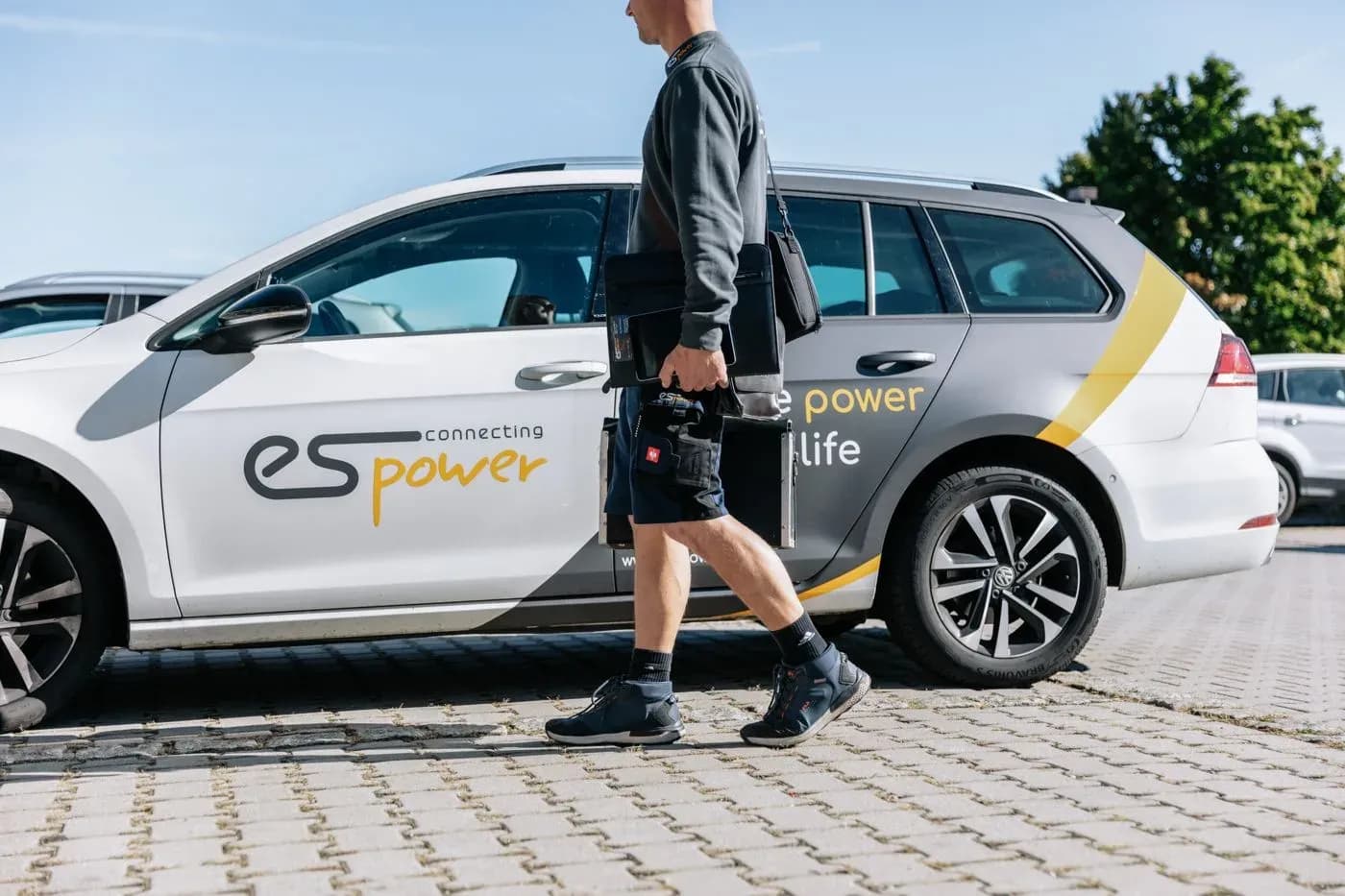 Techniker am Servicewagen von es power