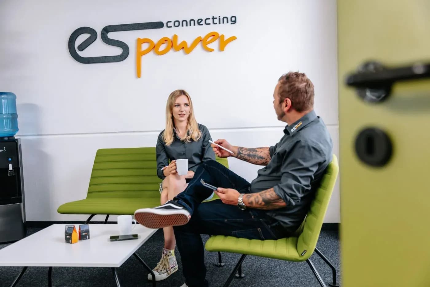 Gespräch in der Sitzecke bei es power in Cham