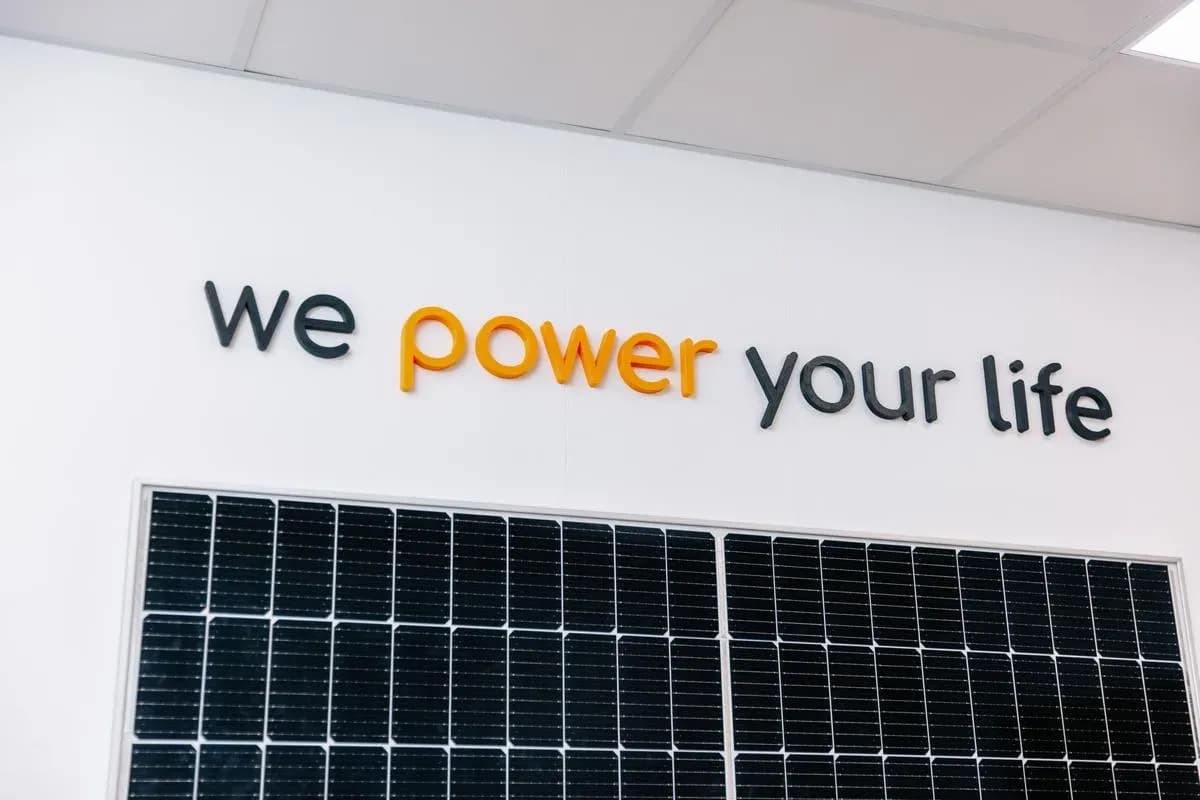 Wand mit dem Schriftzug „we power your life“